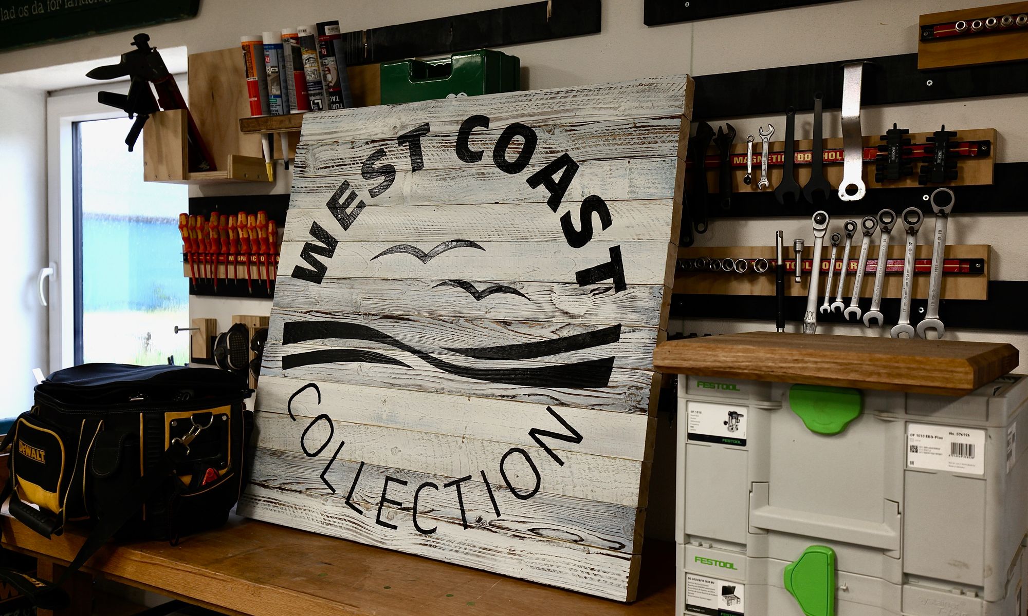 Håndmalet skiltning for West Coast Collection